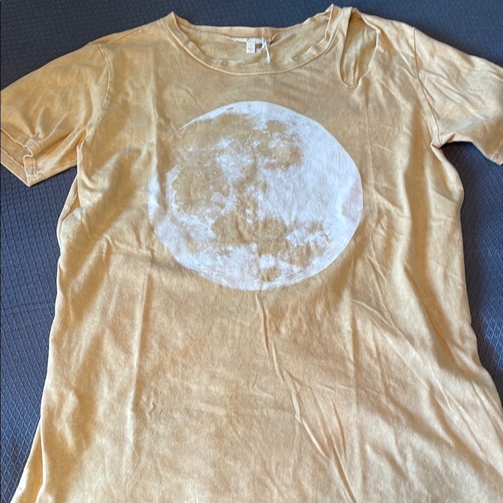 Mystree Short Sleeve Tee with White Moon Design and Keyhole Cutout